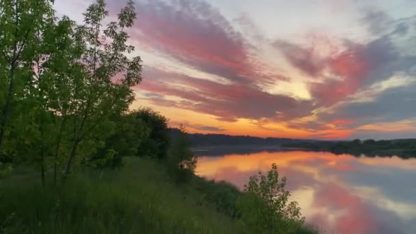 Ένα Όμορφο Ηλιοβασίλεμα Στις Όχθες Του Ποταμού Νεμούνα Υψηλής Ποιότητας — Αρχείο Βίντεο