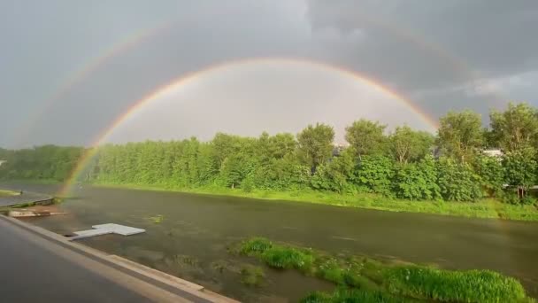 Dubbel Regnbåge Kan Ses Från Båda Ändarna Över Floden Staden — Stockvideo