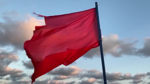 Die Rote Flagge Weht Hochwertiges Filmmaterial — Stockvideo