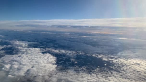 Uçak Penceresinden Bulutlara Güzel Gökyüzüne Bak Yüksek Kalite Görüntü — Stok video