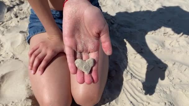 Τρίβει Μια Μικρή Καρδιά Από Την Άμμο Χέρια Της Υψηλής — Αρχείο Βίντεο