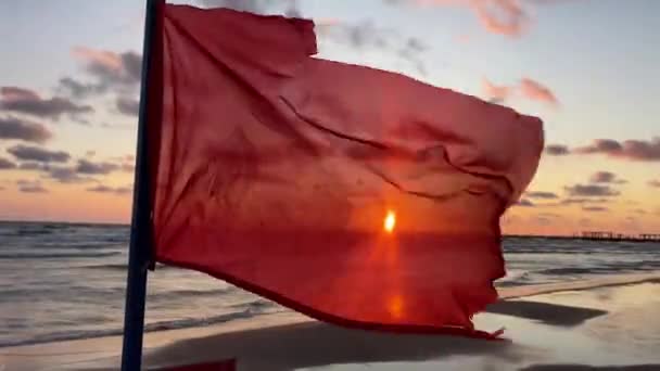 Repül Vörös Zászló Kiváló Minőségű Felvételek — Stock videók