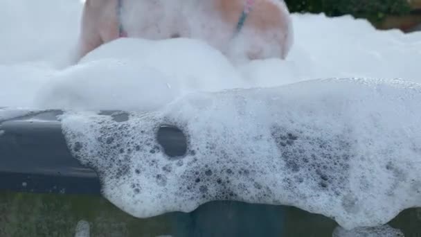 たくさんの泡が浴槽から落ちてきます 高品質の4K映像 — ストック動画