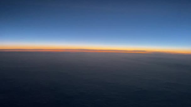 Kilátás Repülőgép Ablakából Felhőkre Gyönyörű Égre Kiváló Minőségű Felvételek — Stock videók