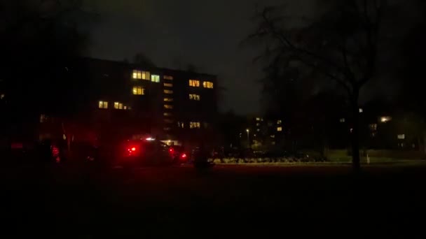 Una Macchina Della Polizia Con Luci Parcheggiata Nel Cortile Notte — Video Stock