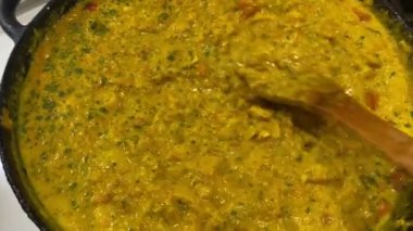 Köriyi tahta kaşıkla karıştırıyor. Yüksek kalite 4k görüntü