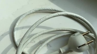 Bir kedi tarafından çiğnenmiş beyaz bir bilgisayar kablosu. Yüksek kalite 4k görüntü