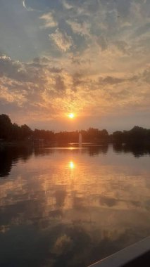 Gölün üzerinde muhteşem bir gün batımı