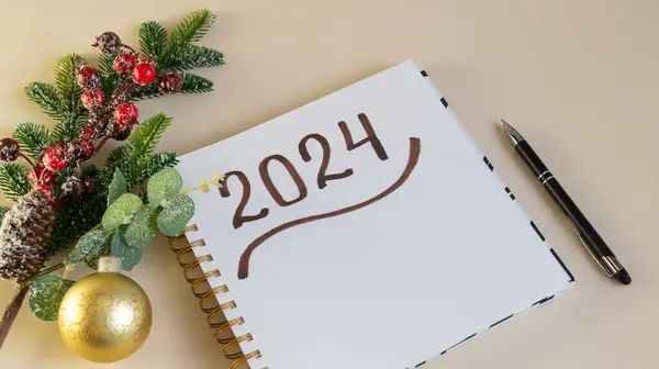2024 harfli not defteri, kalem ve süslemeler arka planda. Kartlar, sosyal mesajlar ve pankartlar için.