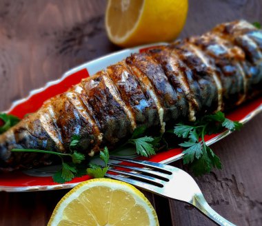 Kızarmış uskumru. Ahşap bir arka planda ızgara balık yakın plan