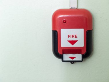 Alışveriş merkezlerinin duvarlarında bulunan kırmızı yangın alarmı alarmları binalardaki yangın alarmlarını gösteriyor. Yangını söndürmek için ekipman. Yangın alarmına basıyorum..