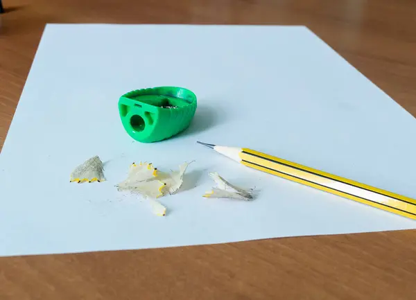 Masadaki kalem keskinleştirme ve talaşlar.