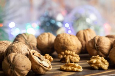 Ceviz bütün ve yakın çatlak