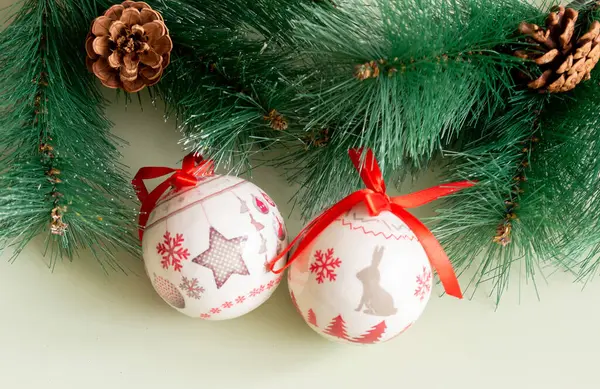 Noel ağacı konileri ve yeni yıl kırmızı topları olan dallar yukarıdan görünüyor. Yeni yıl kutlaması kavramı.