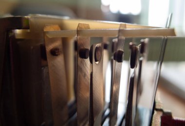 Elektromanyetik röle bağlantılarının yakın plan elektromanyetik bileşenleri