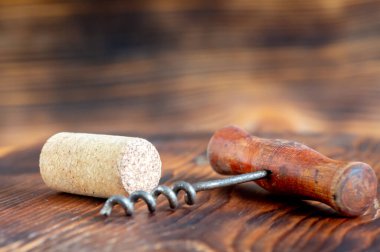 Bir mantar, ahşap arka planda tirbuşon.