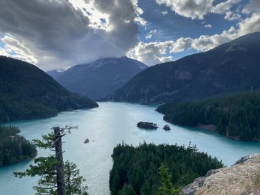 Diablo Gölü Vista Point dağı ve göl manzarası