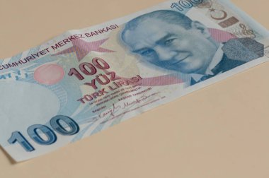 Türk parası, arka planda yüzlerce Türk lirası banknota yakın çekim. Türkiye veya Türkiye 'nin para birimi olan lira banknotlu para arkaplanı veya konsept yüzey fotoğrafı. finans kavramı