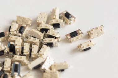 Beyaz arkaplanda izole edilmiş PCB mikro kişi anahtarı