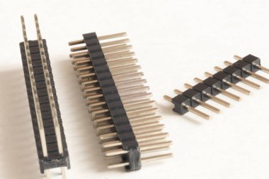 Beyaz Arkaplan Üzerine Yerleştirilmiş Uzun Düz PCB Bağlantıları veya Uçbirim Blokları Macro Çekimi