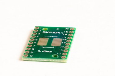 Elektronik devre kartı beyaz arkaplanda izole edildi