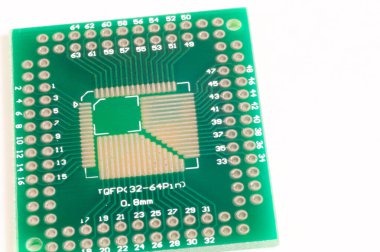 Elektronik devre kartı beyaz arkaplanda izole edildi