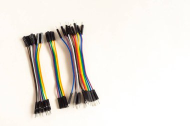 Dupont Hattı bağlantı için renkli kabloları izole etti