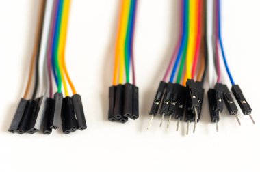 Dupont Hattı bağlantı için renkli kabloları izole etti