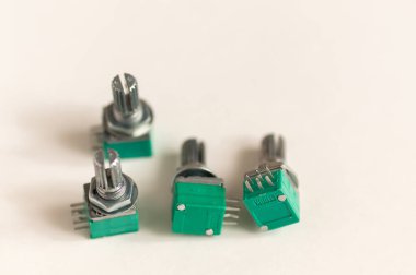 Beyaz arka planda izole edilmiş değişken direnç. Elektronik parçalar konsepti. potansiyelölçer.