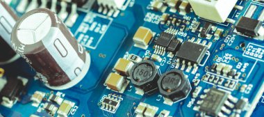 Elektronik bileşenler, mavi pcb 'deki çipler ve kondansatörler, görüntüyü kapatın. Teknoloji konsepti
