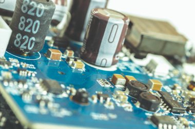 Elektronik bileşenler, mavi pcb 'deki çipler ve kondansatörler, görüntüyü kapatın. Teknoloji konsepti