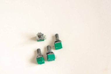 Beyaz arka planda izole edilmiş değişken direnç. Elektronik parçalar konsepti. potansiyelölçer.