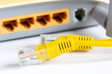 Ethernet kablolarının bağlı olduğu LAN ağ bağlantılarının yakın görüntüsü. Beyaz bir arkaplanda izole edilmiş.