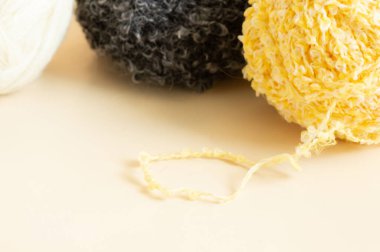 Işık arkaplanındaki iplik topları, bir afiş için