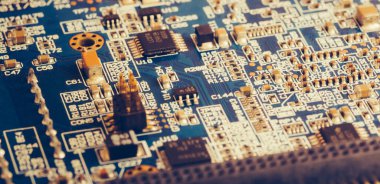 Elektronik bileşenler, mavi pcb 'deki çipler ve kondansatörler, görüntüyü kapatın. Teknoloji konsepti