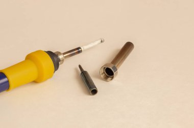 Lehim yerine demir sopa takılıyor.