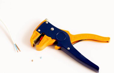 Kablo soyma ve kıstırma aracı, kablo soyma aracı, ışık arkaplanı üzerinde izole