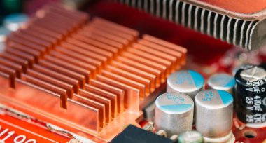 Elektronik bileşenler, mavi pcb 'deki çipler ve kondansatörler, görüntüyü kapatın. Teknoloji konsepti