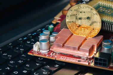 PCB arka planında, elektronik bileşenler üzerine Bitcoin yakın plan