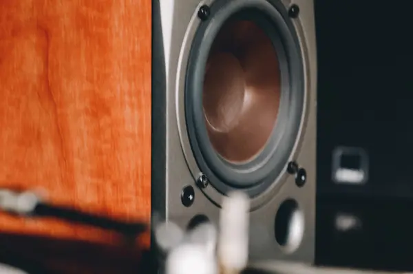 akustik ve vinil turntable yakın çekim.