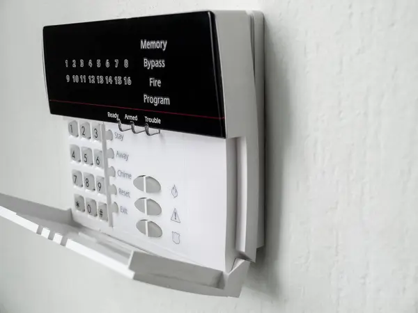 Odanın ışık duvarındaki alarm kontrol paneli izole edilmiş.