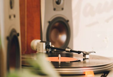 akustik ve vinil turntable yakın çekim.