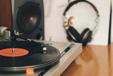 akustik ve vinil turntable yakın çekim.