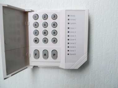 Odanın ışık duvarındaki alarm kontrol paneli izole edilmiş.