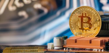 PCB arka planında, elektronik bileşenler üzerine Bitcoin yakın plan