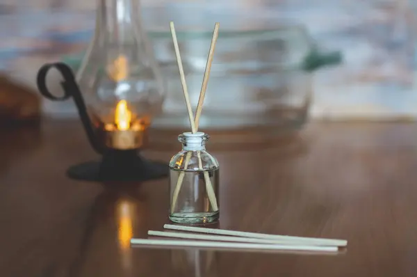 Dekorasyon, büyük ve aromaterapi konsepti - kokulu sazlık dağıtıcı, yanan mum..