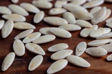 Ahşap arka planda salatalık tohumları. Sebze bahçesi konsepti