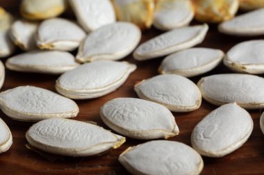 Ahşap arka planda balkabağı tohumları. Sebze bahçesi konsepti