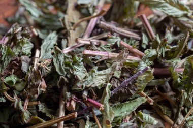 Ahşap arka planda kurumuş nane yaprakları