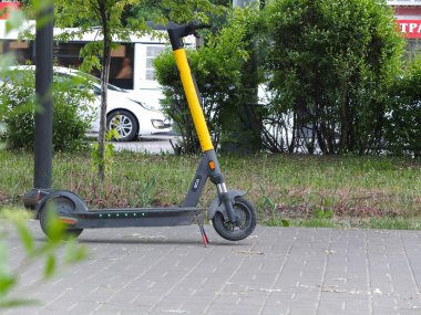 Kaldırımda elektrikli scooter 'lar